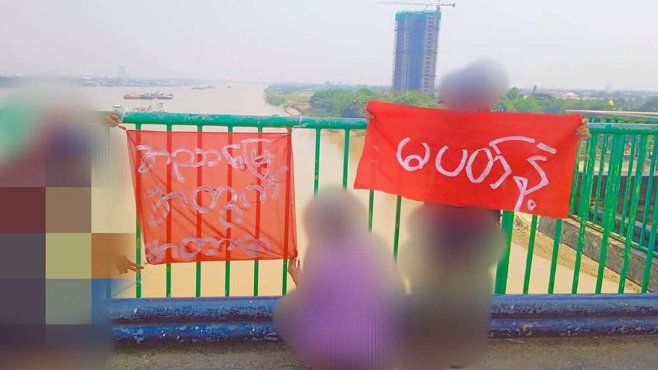 MROSE66943275's tweet photo. #MYANMAR : #Shwepyithar township strike committees & Shwepyithar twp students' union held an anti-junta movement with the title "Don't splash Atar water for ANyar area (central dry region)" in #Yangon on April 13. @Khithitofficial
#RevolutionaryThingyan
#WhatsHappeningInMyanmar https://t.co/RnUXOXDx0z