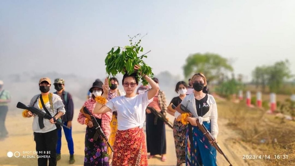 Khithitofficial's tweet photo. မန္တလေး သပိတ် အင်အားစုများက တော်လှန် သင်္ကြန်အကျနေ့အဖြစ် ဖက်ဆစ် စစ်တပ် ချေမှုန်းရေး ချီတက် ဆန္ဒပြ
Read more->https://t.co/BYxOypJjSk https://t.co/ceOqEPmcGt