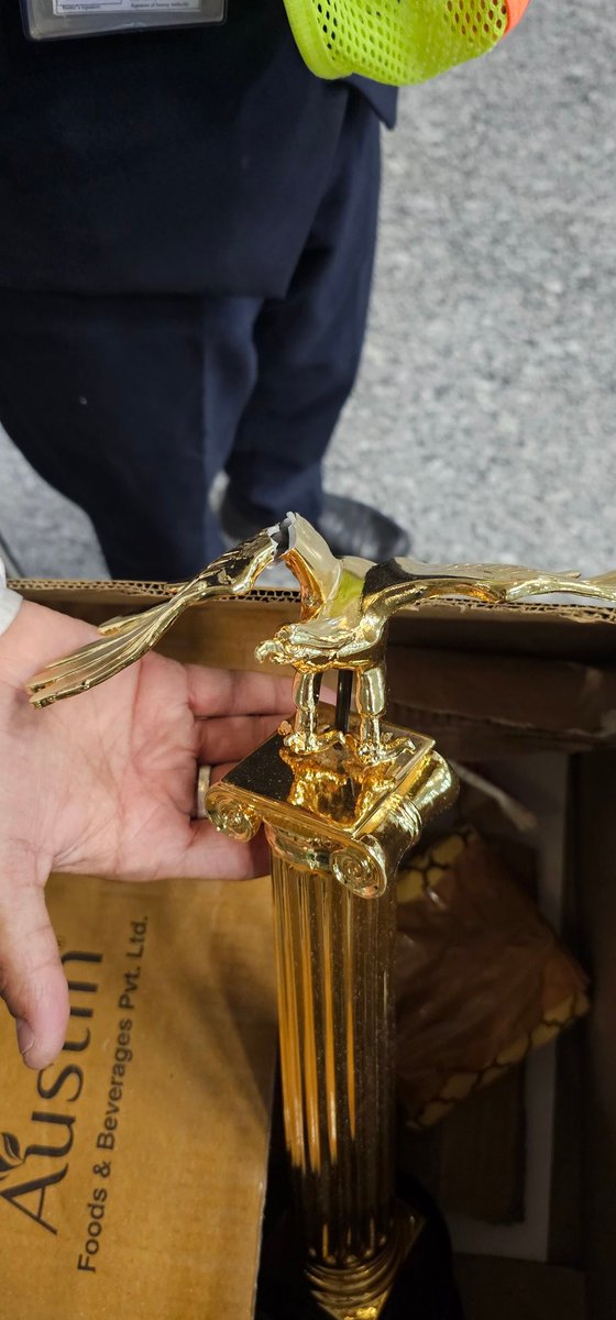 MajDPSingh's tweet photo. @Charanssapra @HUL_News @juggymarwaha @prestigegroup Dear @airvistara 

Despite my precautions this is the way I have received my award as received in tagged tweet by @Charanssapra 

The fragile tag was removed and baggage was mishandled well to break it. Bag received &amp; opened in front of your staff Ankit. 

What do I do now ? https://t.co/sWawbnxYey