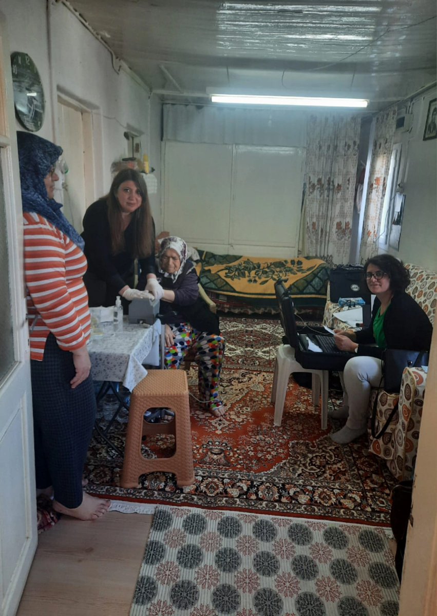 #AdresteNüfusHizmeti kapsamında müdürlüğümüze gelemeyen Feride teyzemizin TC kimlik kartı başvurusunu evinde aldık. Kendisine sağlıklı ömürler dileriz. 💐<a href="/sefikaygol/">Şefik AYGÖL</a> <a href="/CobanogluF/">Fatih Çobanoğlu</a> <a href="/AsaYurdaasa/">Yurdanur Asa</a> <a href="/tirenufus/">@tirenufus</a> #HayatınızınHerAnında