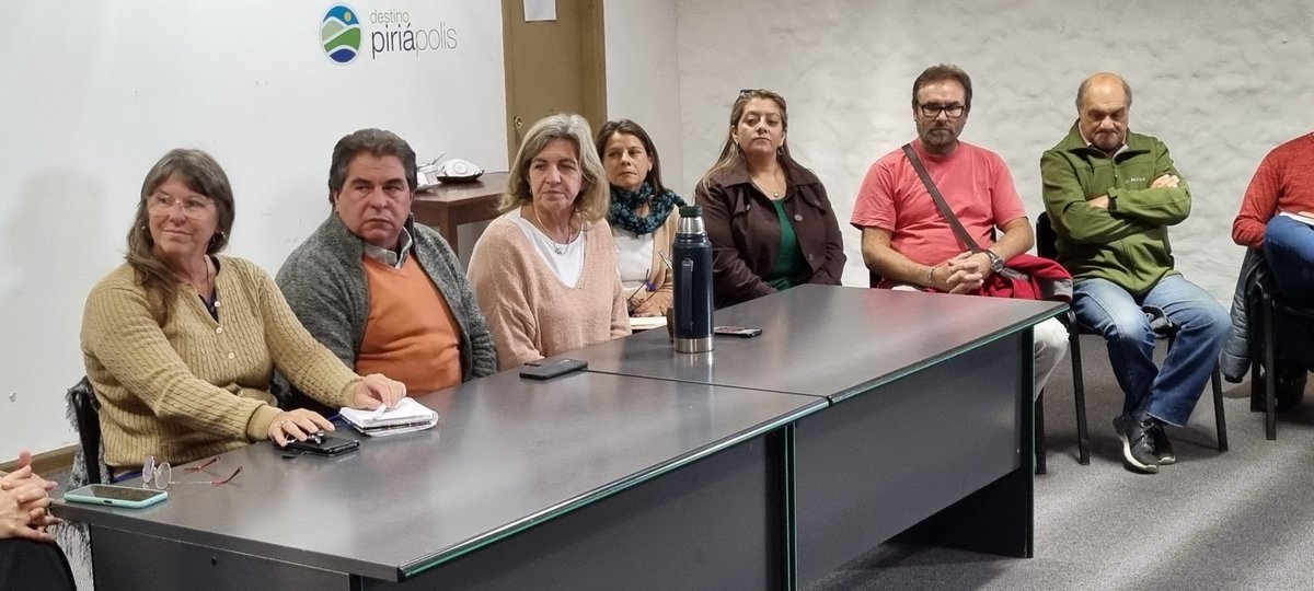 emekavoces's tweet photo. ⭕️🇺🇾 #AHORA En estos momentos en #Piriápolis se realiza reunión de operadores y vecinos con @magdazumaran Directora Departamental @midesuy en Maldonado ante la posible instalación de un refugio MIDES en zona céntrica de Piriápolis. Esto generó polémica sobre la conveniencia o no. https://t.co/gNAmvHHlcE