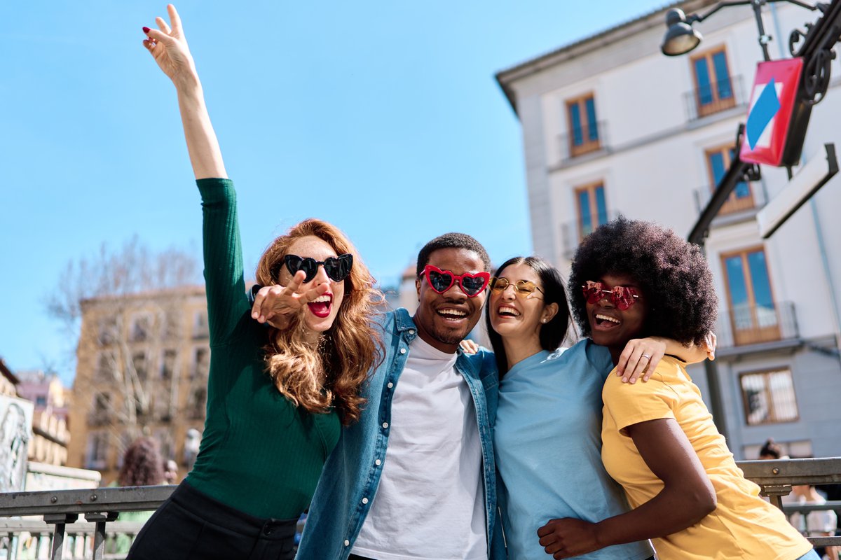 EmblemEyewear's tweet photo. Hello, Friday! 📷 It's time to kick off the weekend in style with our collection of trendy sunglasses. From oversized frames to colorful lenses, our shades will elevate any outfit and make you stand out.📷 #sunglasses #fridayvibes #weekendstyle
#emblemeyewear #sunglasses https://t.co/2O6dGT1gR1