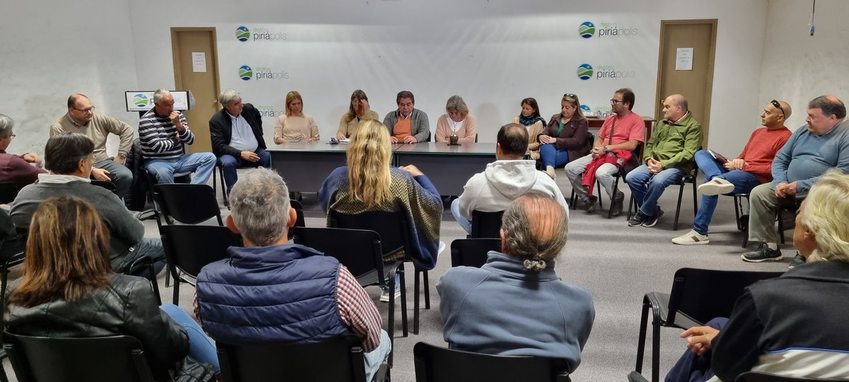 emekavoces's tweet photo. ⭕️🇺🇾 #AHORA En estos momentos en #Piriápolis se realiza reunión de operadores y vecinos con @magdazumaran Directora Departamental @midesuy en Maldonado ante la posible instalación de un refugio MIDES en zona céntrica de Piriápolis. Esto generó polémica sobre la conveniencia o no. https://t.co/gNAmvHHlcE