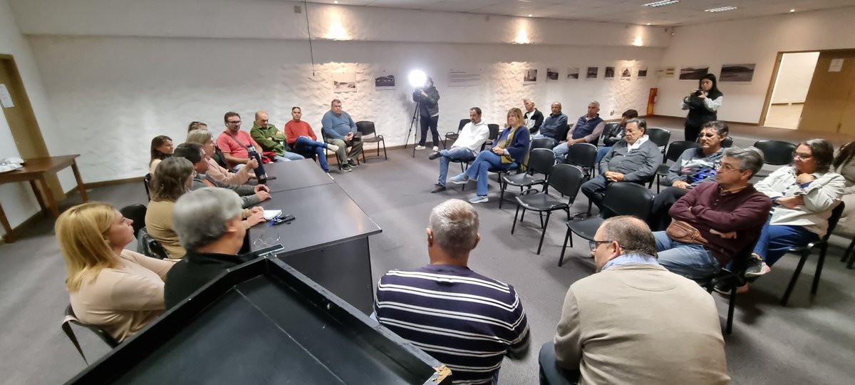 emekavoces's tweet photo. ⭕️🇺🇾 #AHORA En estos momentos en #Piriápolis se realiza reunión de operadores y vecinos con @magdazumaran Directora Departamental @midesuy en Maldonado ante la posible instalación de un refugio MIDES en zona céntrica de Piriápolis. Esto generó polémica sobre la conveniencia o no. https://t.co/gNAmvHHlcE