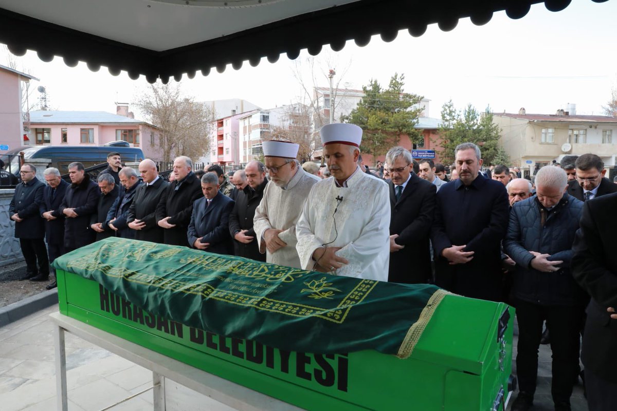 gantepvaliligi's tweet photo. Valimiz Davut Gül’ün annesi Cemile Gül teyzemiz Erzurum’un Horasan İlçesi'nde kılınan ikindi namazının ardından defnedildi.

Valimiz Davut Gül, defin sonrasında taziyeleri kabul etti. https://t.co/6jpOJyYmc9