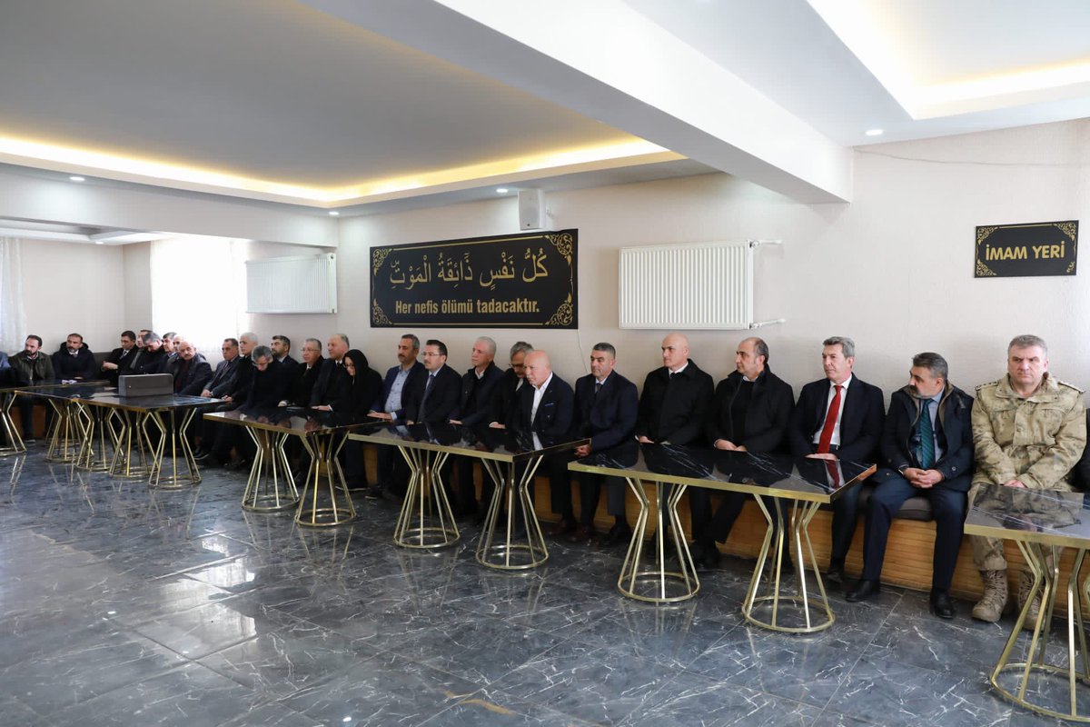 gantepvaliligi's tweet photo. Valimiz Davut Gül’ün annesi Cemile Gül teyzemiz Erzurum’un Horasan İlçesi'nde kılınan ikindi namazının ardından defnedildi.

Valimiz Davut Gül, defin sonrasında taziyeleri kabul etti. https://t.co/6jpOJyYmc9