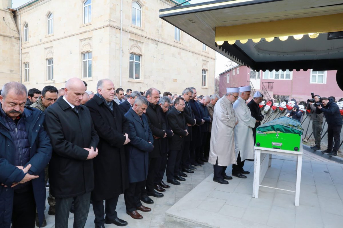 gantepvaliligi's tweet photo. Valimiz Davut Gül’ün annesi Cemile Gül teyzemiz Erzurum’un Horasan İlçesi'nde kılınan ikindi namazının ardından defnedildi.

Valimiz Davut Gül, defin sonrasında taziyeleri kabul etti. https://t.co/6jpOJyYmc9