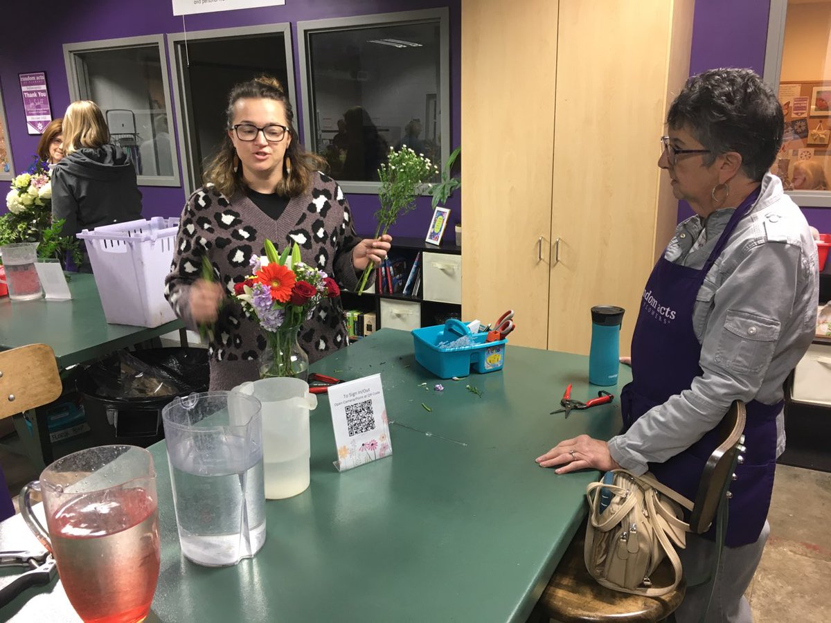 Daifuku_I_A's tweet image. Daifuku Wynright had its first Community Service Event this year, and our team plan to do this again in the Fall! ✨ 🎉 💫
Todd Parrish, Cindy Izzard and Kathy Newton created some of the bouquets delivered to a local hospital and hospice facility. 

#DaifukuTeam #VolunteerProgram