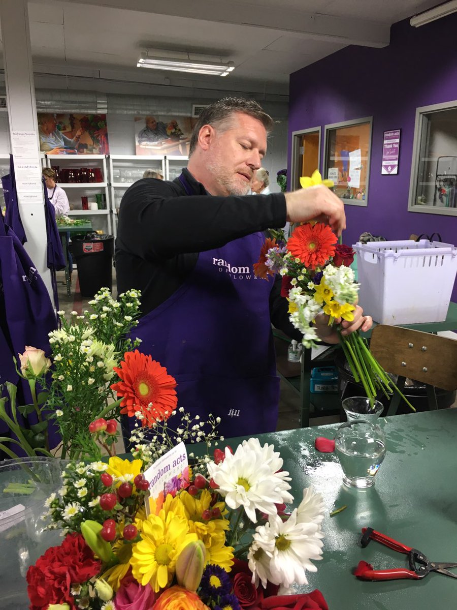 Daifuku_I_A's tweet image. Daifuku Wynright had its first Community Service Event this year, and our team plan to do this again in the Fall! ✨ 🎉 💫
Todd Parrish, Cindy Izzard and Kathy Newton created some of the bouquets delivered to a local hospital and hospice facility. 

#DaifukuTeam #VolunteerProgram