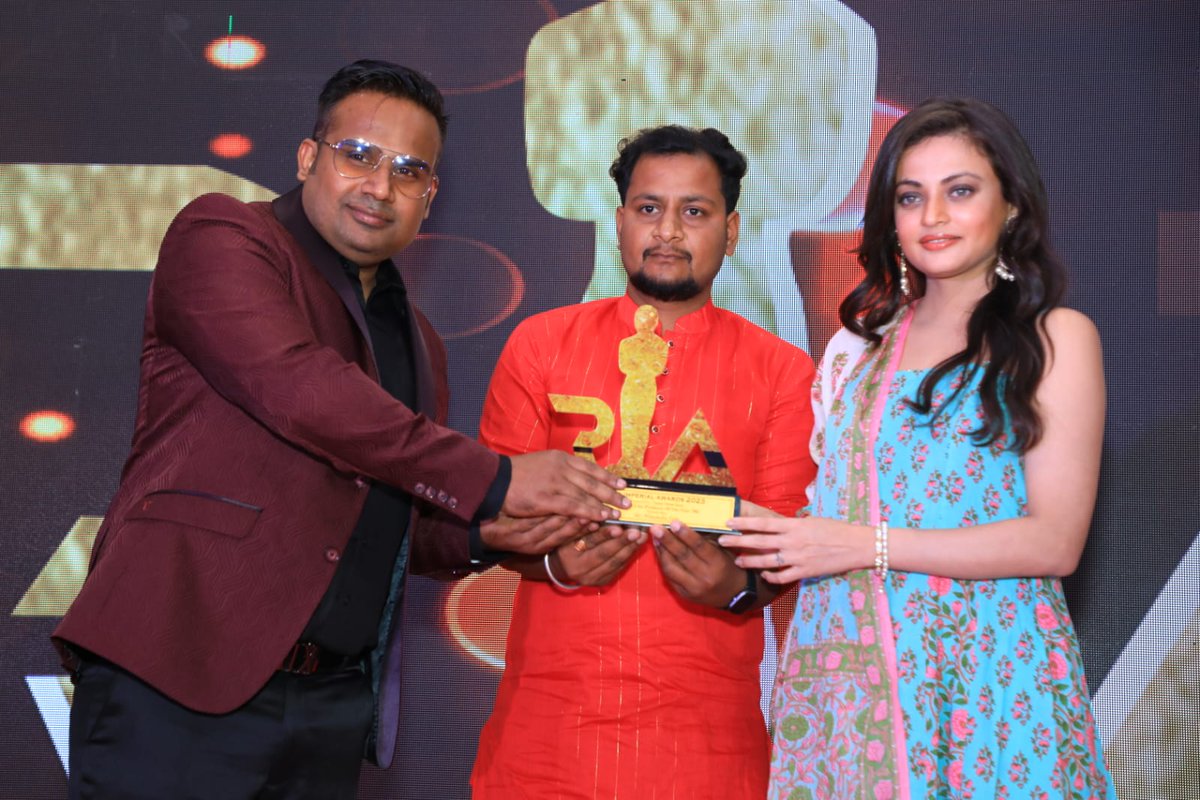 TamasApp's tweet photo. Himanshu Jain  you have won the Real Imperial Awards 2023, for which many congratulations to you, 
Chief guest @snehaullal
Vice chief guest @coachsagarsinha
#realimperialawards
#raazrajpootgangaura 
#Rahulroy 
#SnehaUllal 
#businessawards 
#Tamasapp https://t.co/xQrie2ALpG