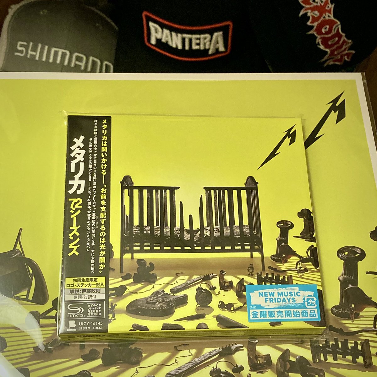 BL5D_GT_spec_B's tweet photo. Metallicaの新譜が届きました💿
ジェイムズの渋かっこいいボーカル🎤分厚いリズム🥁リフに次ぐリフ🎸
メタル聴き始め10代の頃、それこそスポンジが水を吸収するが如く感受性が豊かだった時期に出会い多大な影響を受けたバンド。
今でも新作を楽しめるこの喜び😄
#Metallica #72Seasons #bl5np https://t.co/DxMP55rMuS