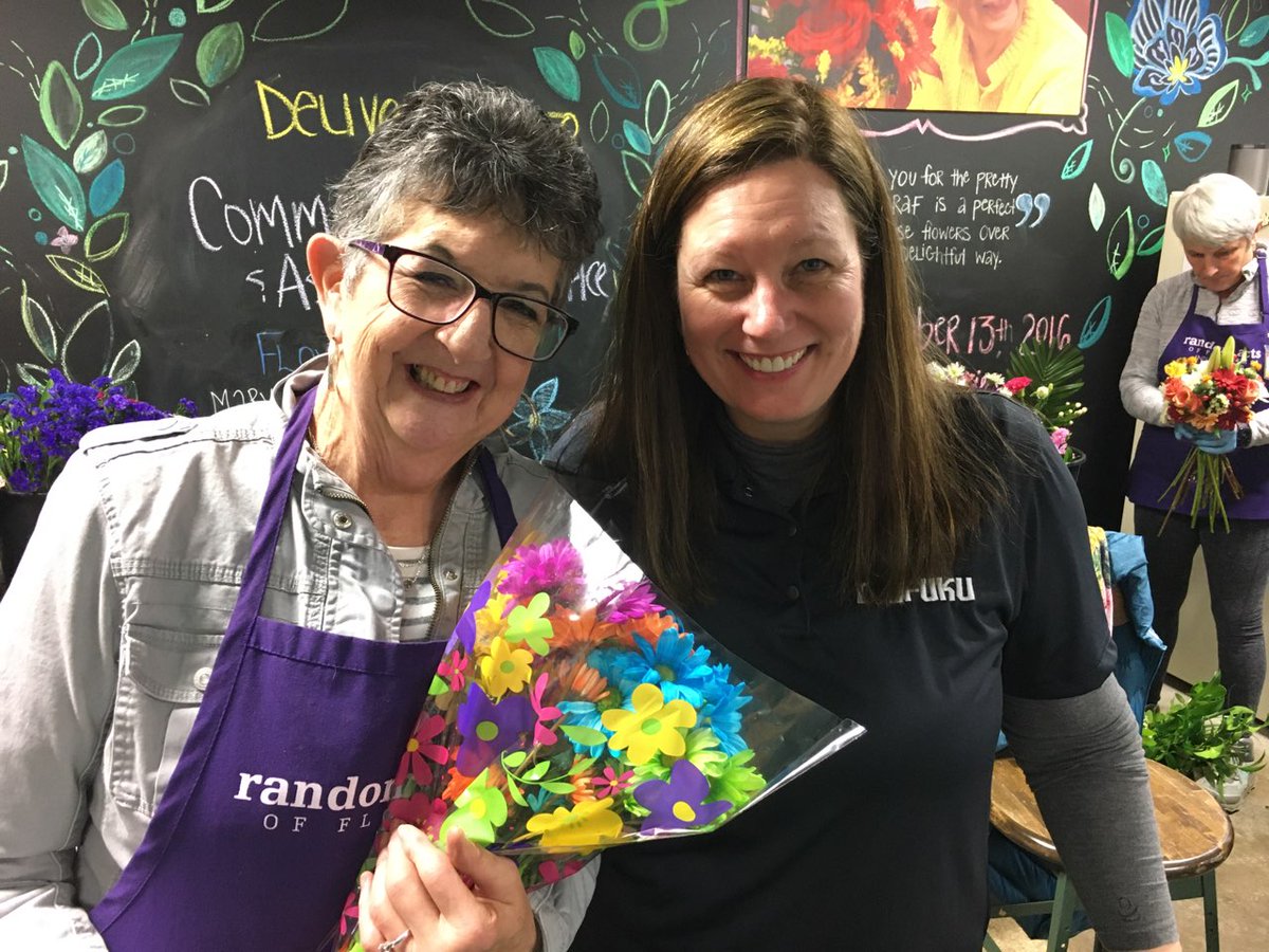 Daifuku_I_A's tweet image. Daifuku Wynright had its first Community Service Event this year, and our team plan to do this again in the Fall! ✨ 🎉 💫
Todd Parrish, Cindy Izzard and Kathy Newton created some of the bouquets delivered to a local hospital and hospice facility. 

#DaifukuTeam #VolunteerProgram