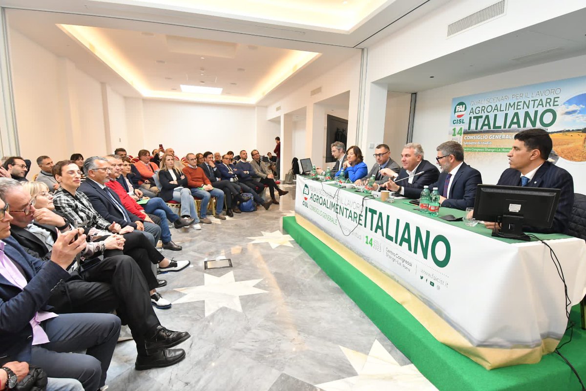 CislNazionale's tweet photo. “Incalzeremo il governo perché riprenda il filo di un dialogo sociale che negli ultimi mesi si è oggettivamente indebolito. La mobilitazione unitaria che abbiamo avviato con le assemblee e le tre manifestazioni interregionali avrà questo obiettivo”: #LuigiSbarra alla #FaiCisl https://t.co/bTu4vY5ccw