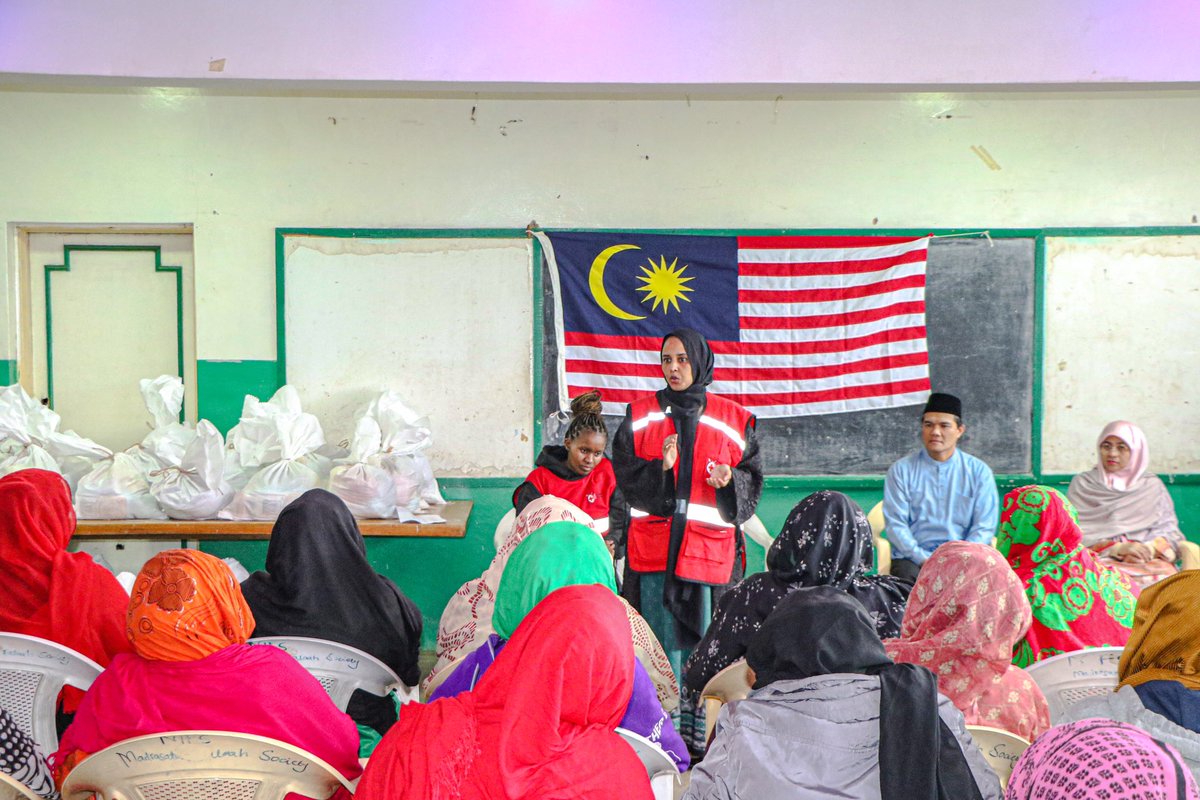 suadibra's tweet photo. Thank you your excellency Mr Ruzaimi Mohamad , High Commisioner for Malaysia for supporting vulnerable families in Kibera during this month of Ramadhan. It is a month of giving and remembering the less fortunate . https://t.co/oNe1xvwL4H