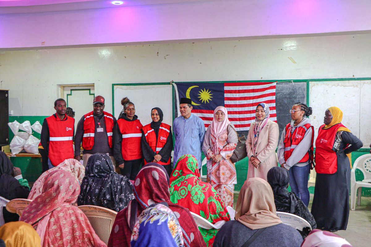 suadibra's tweet photo. Thank you your excellency Mr Ruzaimi Mohamad , High Commisioner for Malaysia for supporting vulnerable families in Kibera during this month of Ramadhan. It is a month of giving and remembering the less fortunate . https://t.co/oNe1xvwL4H