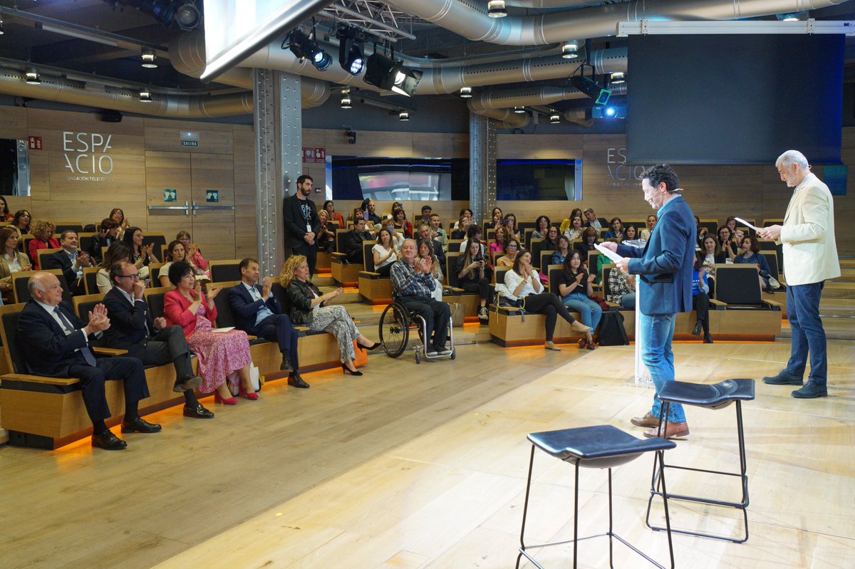 Lourdes Rodríguez Soto, Directora del Colegio de Educación Especial Alenta y Javier Martín Álvarez Director General de la Asociación IPP Quintero Lumbreras, en la entrega de ayudas a entidades que trabajan con menores con discapacidad en España.