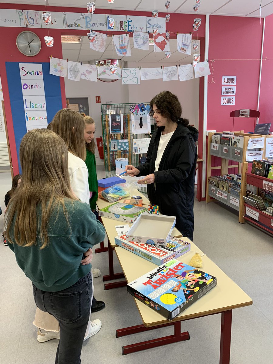 CDozule's tweet photo. Claire Castillon à la rencontre des élèves de 6ème pour son livre « L’âge du fond des verres » dans le cadre du prix des Inco. Échanges, explications, découvertes, interrogations, présentations, une journée riche, intense mais tellement intéressante. https://t.co/GytbS0hGKO