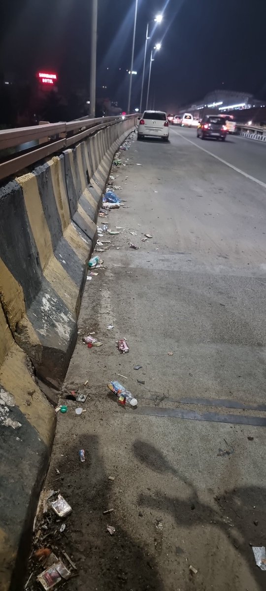 Poornananda8's tweet photo. @NHAI_Official worst maintenance goraguntepalya to nelamanga flayower https://t.co/TgiN65NkVH