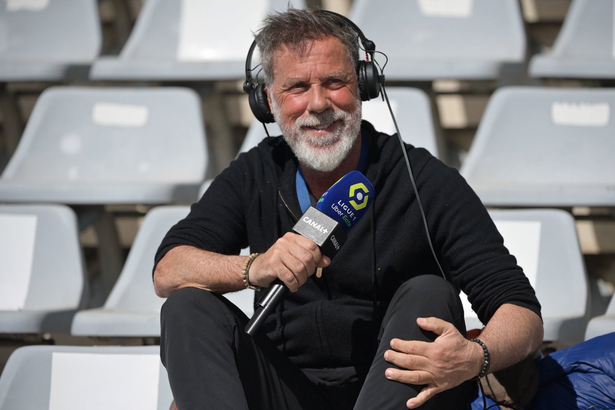 🎙️ | Laurent Paganelli journaliste français pour Canal+ explique pourquoi Samuel Eto’o est son joueur préféré :

"J’ai adoré Samuel Eto’o. L’homme, le joueur est exceptionnel. À Barcelone il devait jouer avant-centre et Messi, tout seul, décide de jouer à son poste. Et là Samuel