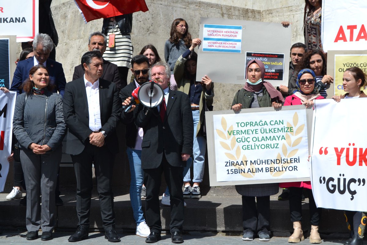 TMMOBZMO's tweet photo. ATAMA BEKLEYEN ZİRAAT MÜHENDİSLERİ VE VETERİNER HEKİMLER’İN KİTLESEL BASIN AÇIKLAMASINA KATILDIK

⬇️⬇️
https://t.co/ZwFgKXM5tP https://t.co/3GmrdhHjUj