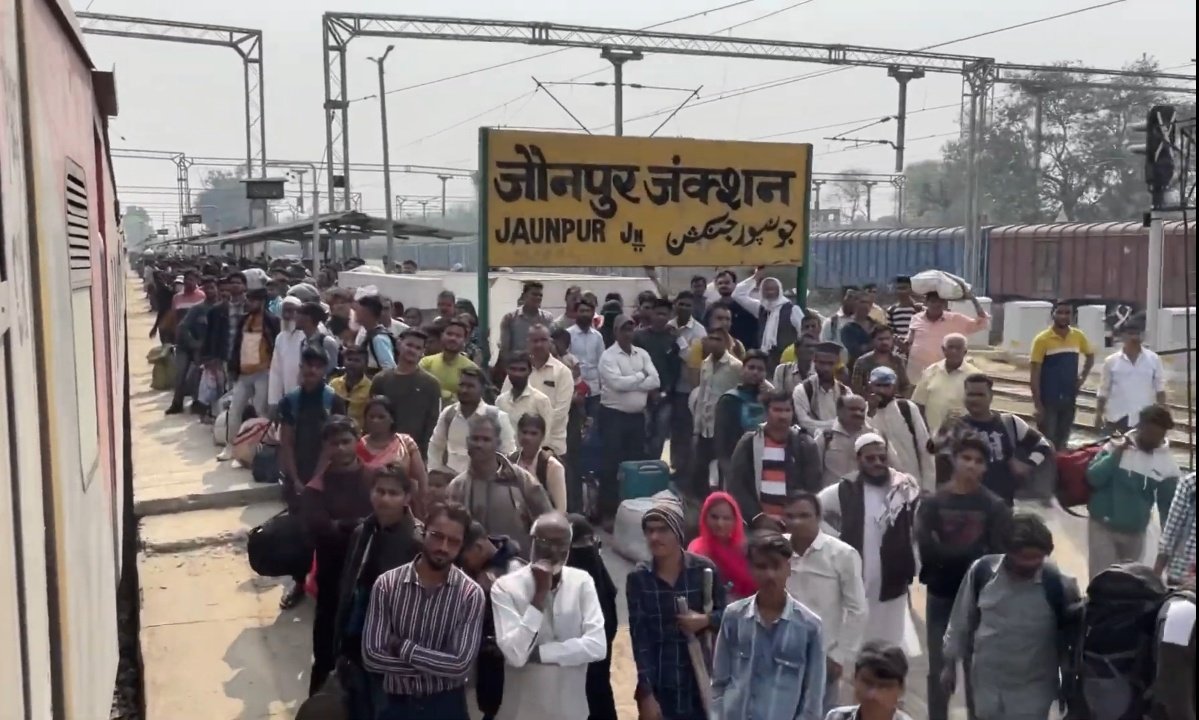 Mdfayzal_'s tweet photo. @drm_lko @RailMinIndia @GM_NRly @RailwayNorthern @drm_lko @RailMinIndia @WesternRly @Central_Railway पहले यह आंकड़ा पढ़े और यह आंकड़ा बार बार बता रहा है जौनपुर से मुंबई और जौनपुर से सूरत &amp; अहमदाबाद के लिए नई ट्रेन संचालन सबसे जरूरी जो मानक के अनुरूप है। जौनपुर के लाखों यात्रियों को ट्रेन पकड़ने PRYJ DDU BSB जाना पड़ता है। https://t.co/dp4FSZj45v