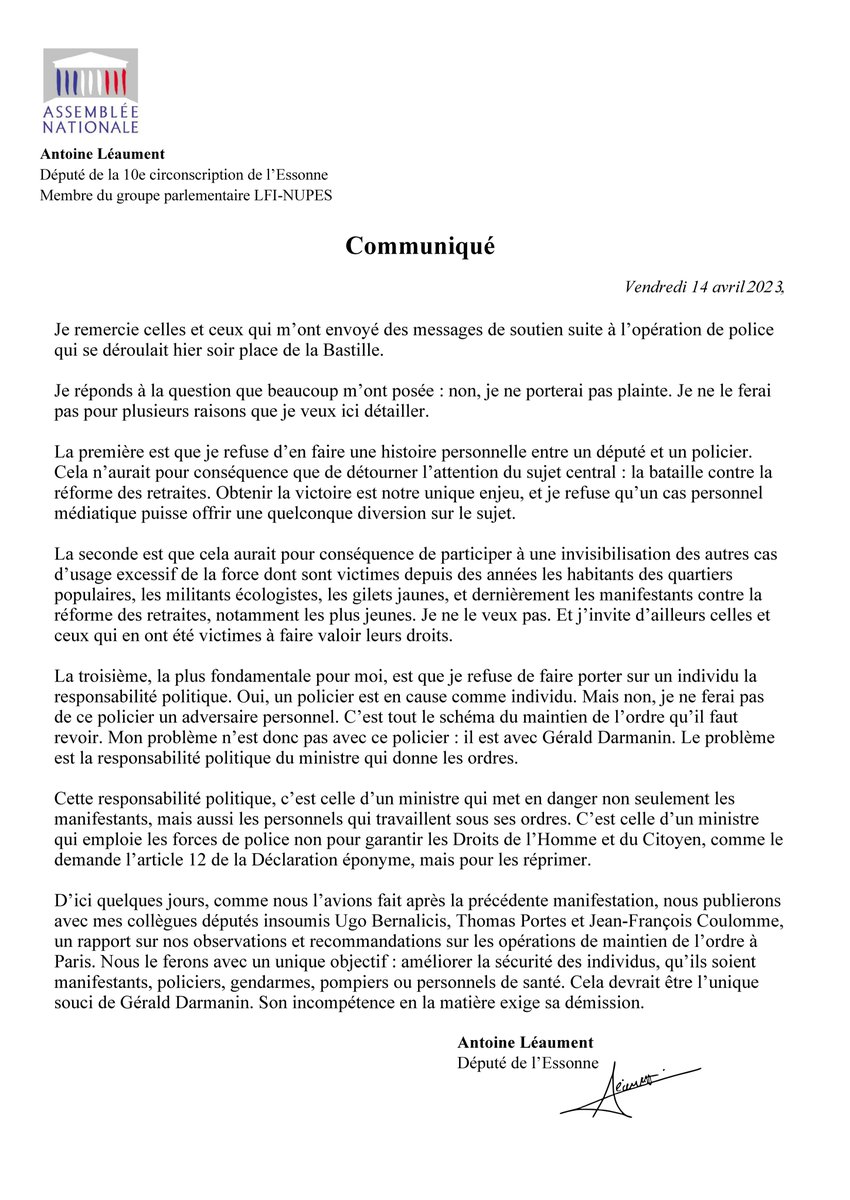 ALeaument's tweet photo. @StephaneVojetta Vous êtes sérieux ?

On voit qu'il y a une bousculade et que je suis poussé devant.

Par ailleurs j'étais à ce moment là près des policiers parce que je venais de dire à l'un d'eux de se calmer sur les coups de matraque sur les manifestants.

Pour la victimisation, on repassera. https://t.co/FPSLsmpvdV
