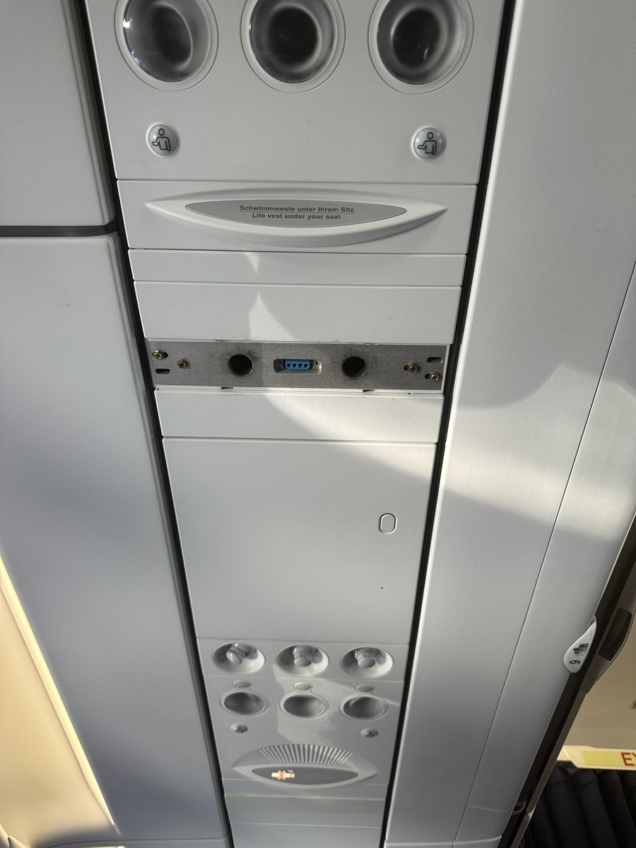 markenfreunde's tweet photo. @lufthansa flieger kaputt, plattform kaputt, lounge kaputt. eigentlich traurig https://t.co/miUNQ7YLBt