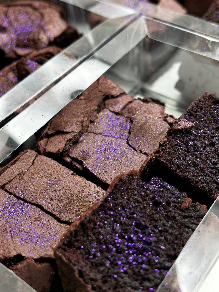 HijasSatan's tweet photo. Buenos días! 🌞 

Mañana de hacer galletas y brownies recién horneadas para sus pedidos. 😶‍🌫️ https://t.co/lG1TJoNtU2