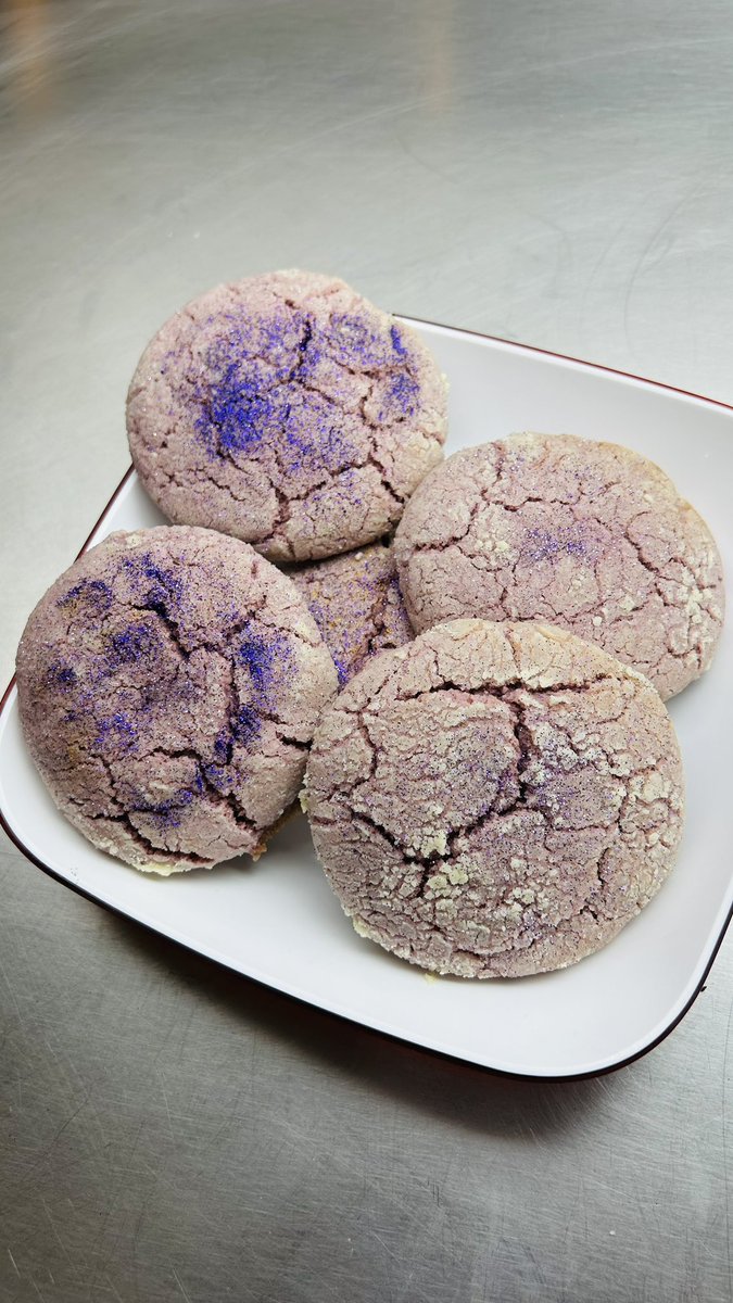 HijasSatan's tweet photo. Buenos días! 🌞 

Mañana de hacer galletas y brownies recién horneadas para sus pedidos. 😶‍🌫️ https://t.co/lG1TJoNtU2