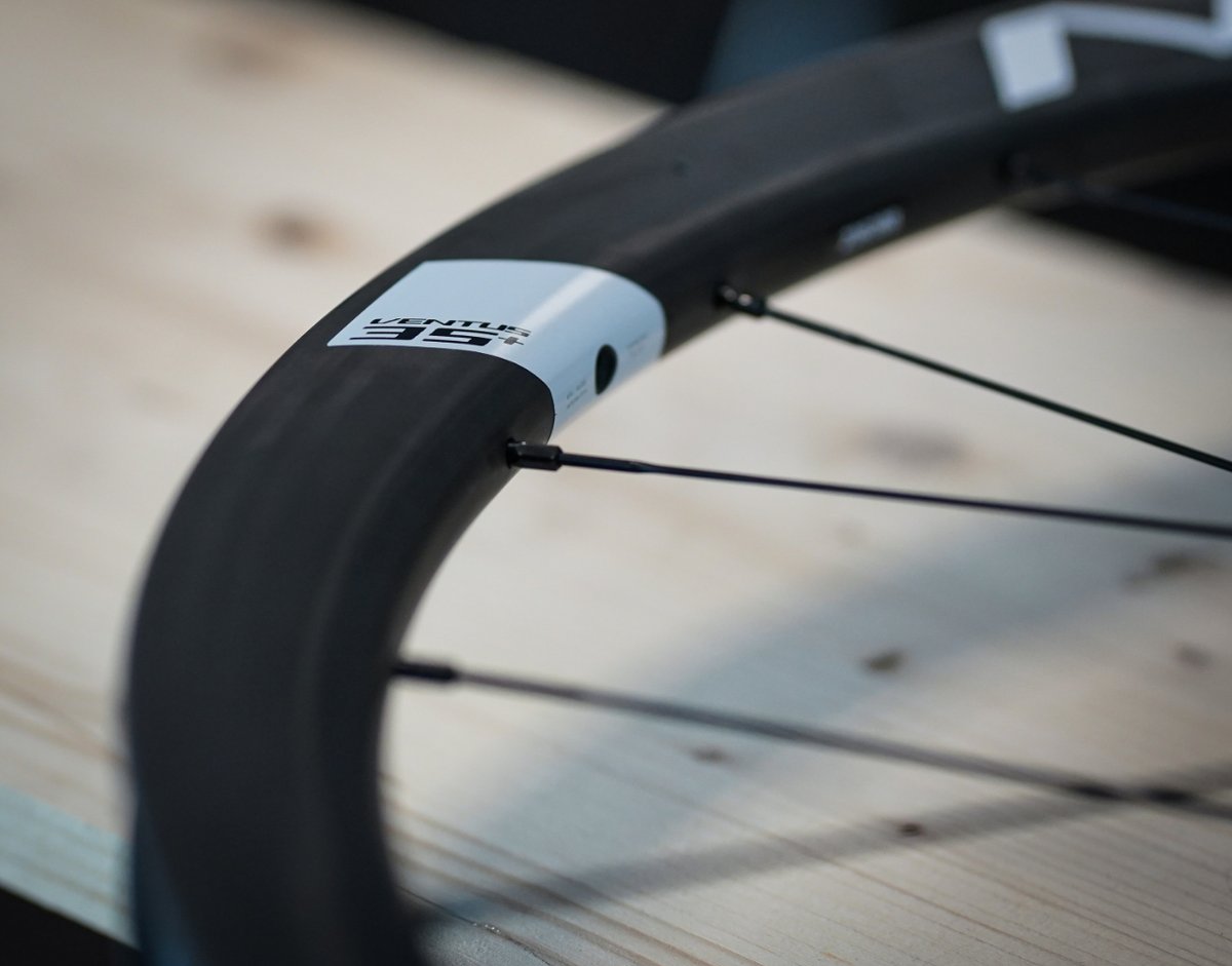 nestawheels's tweet photo. 💥Nuevo montaje de las Ventus 3.5➕ con bujes DT350 new.
👉 Ratchet system 36T (10º)
👉 Tubeless ready
👌 Carretera 👌 Gravel
🔼 Rendimiento
⏫ Durabilidad.
#borntobebetter
#rideNESTA #racingexperiences #nestawheels #allroad #gravelbike #roadcycling #handbuiltwheels https://t.co/nKoxGRc4Od