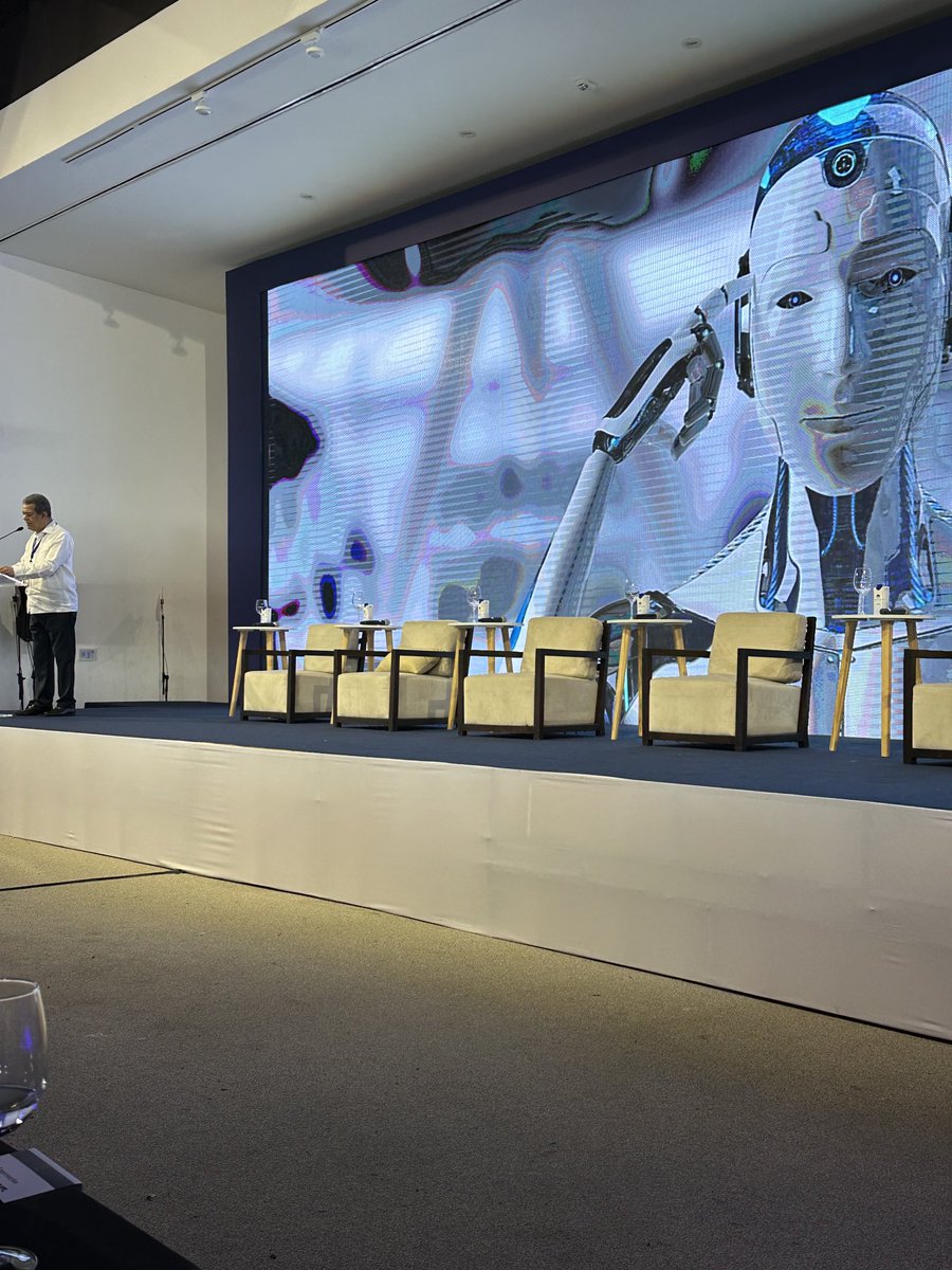 SenadorDionisSn's tweet photo. Una vez más ⁦@LeonelFernandez⁩ un paso adelante, hoy el ForoGlobal es sobre un tema del momento, la discusión mundial es “Inteligencia Artificial ?Progreso o Amenaza para la Humanidad? “ https://t.co/dMgiUc21iN
