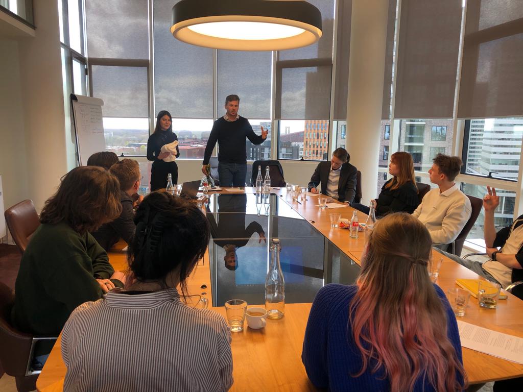 MandevilleAC's tweet image. Deze week waren onze hoogbegaafde studenten te gast bij Nauta Dutilh advocaten in Amsterdam. Zij kregen een casus om uit te werken met uiteindelijk een winnaar (Milan). Well done en dank Sarah voor de prachtige ontvangst!
#Gouda #NautaDutilh