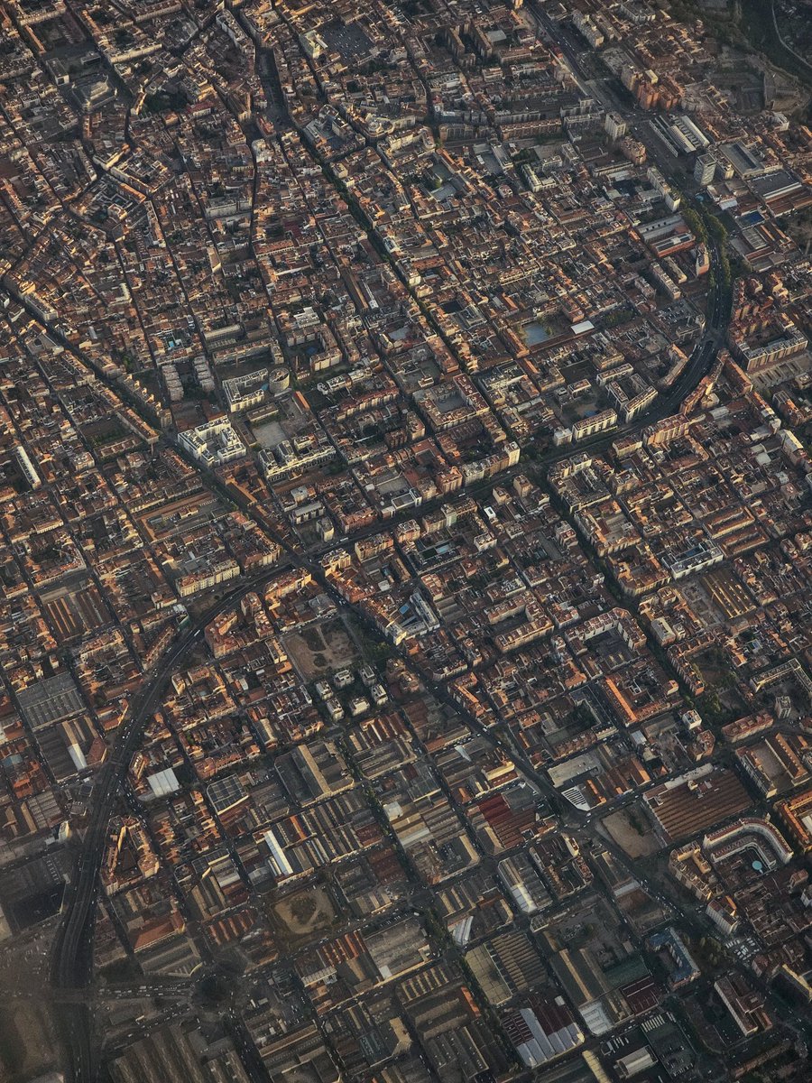 DIVCreativo's tweet photo. Volando hacia Barcelona he encontrado esta foto gritándome por la ventanilla del avión.

¿Que a qué he venido a Barcelona? A hablar de las cámaras del @SamsungEspana Galaxy S23 Ultra.

Entrada gratis mañana a partir de las 11:30h en ImaginCafé

RESERVA 🔽

https://t.co/cVFgIAu2c1 https://t.co/LOnjXPmJmU