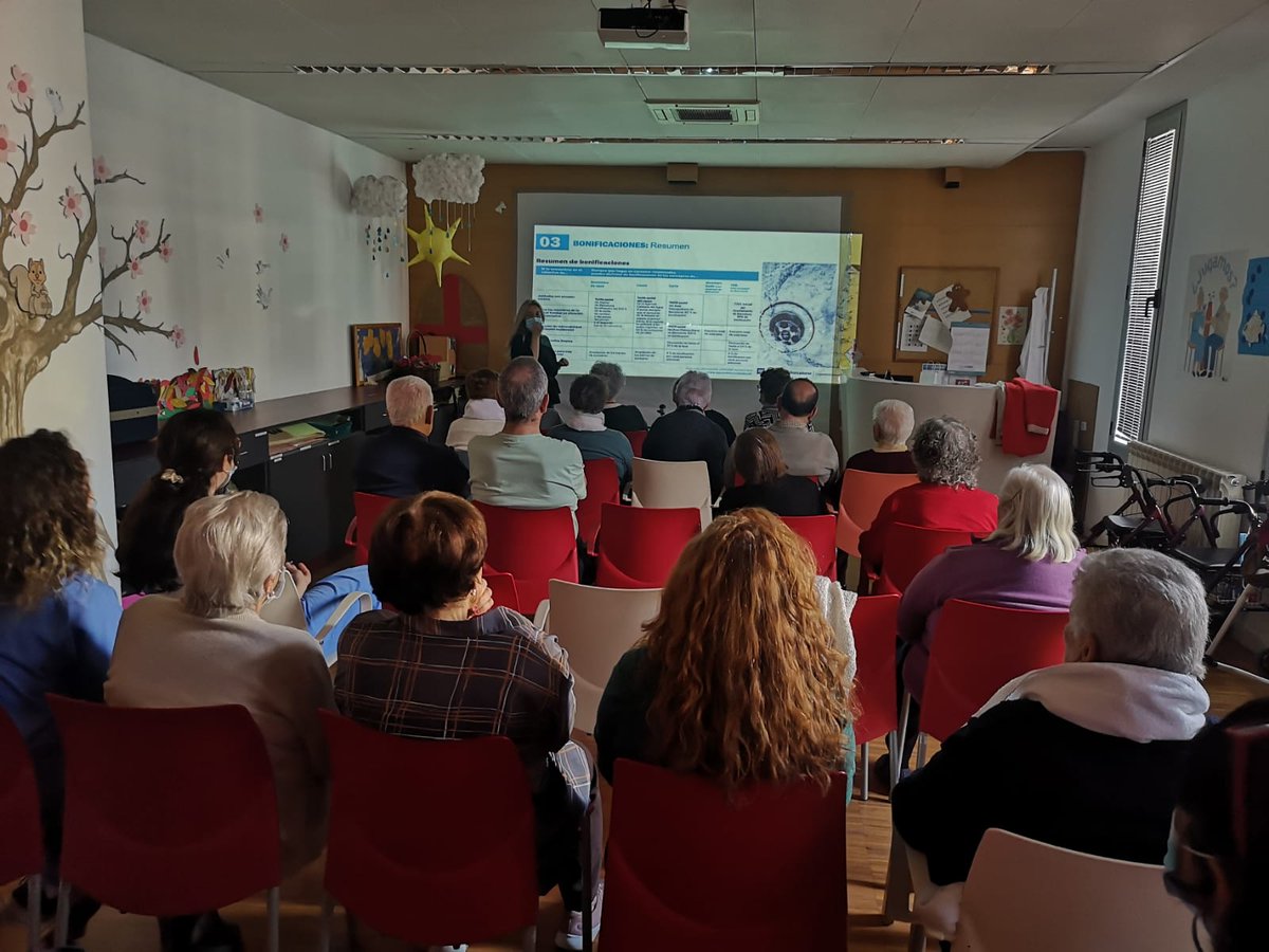 Eliberges's tweet photo. Avui hem compartit una estona amb els avis i àvies del centre de dia Francisco Padilla d'Hospitalet de Llobregat. Hem parlat de la factura de l'aigua, les bonificacions i ajudes i sobre la necessitat de fer-ne un ús responsable. @aiguesbcnclient https://t.co/fufxy4NEYG