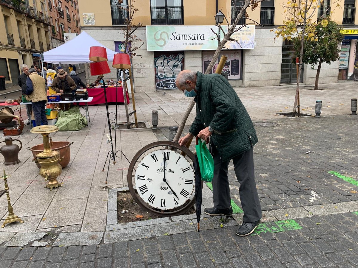 'El paraguas rojo'. Mañana sábado 15/04 a las 21h en Teatro Pradillo. Entrada libre. Una película documental hablada. #aperturadeprocesosdetrabajo #docuhablado #vozenon  #performance #espionaje #persecuciondetectivesca #roturaproducciones #montartetupelicula