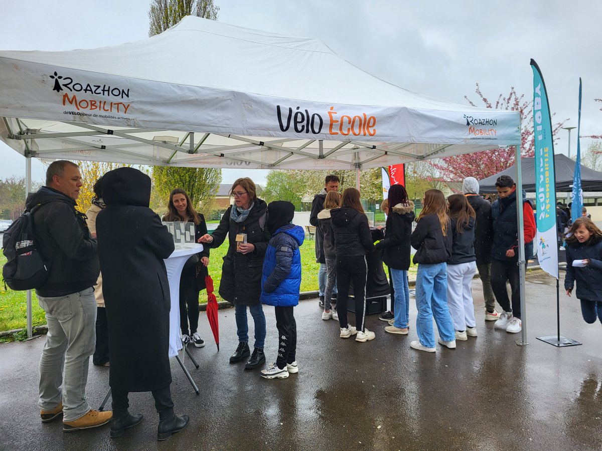 Service Presse du Département d'Ille-et-Vilaine (@presse_35) on Twitter photo 🚴♀️Le Département @ille_et_vilaine , s'engage dans l’accompagnement de l’écomobilité scolaire avec le programme MOBY pour les collèges Pierre-Olivier Malherbe de Châteaubourg et Marie Curie de Laillé. 🚴♀️Le Département @ille_et_vilaine , s'engage dans l’accompagnement de l’écomobilité scolaire avec le programme MOBY pour les collèges Pierre-Olivier Malherbe de Châteaubourg et Marie Curie de Laillé.