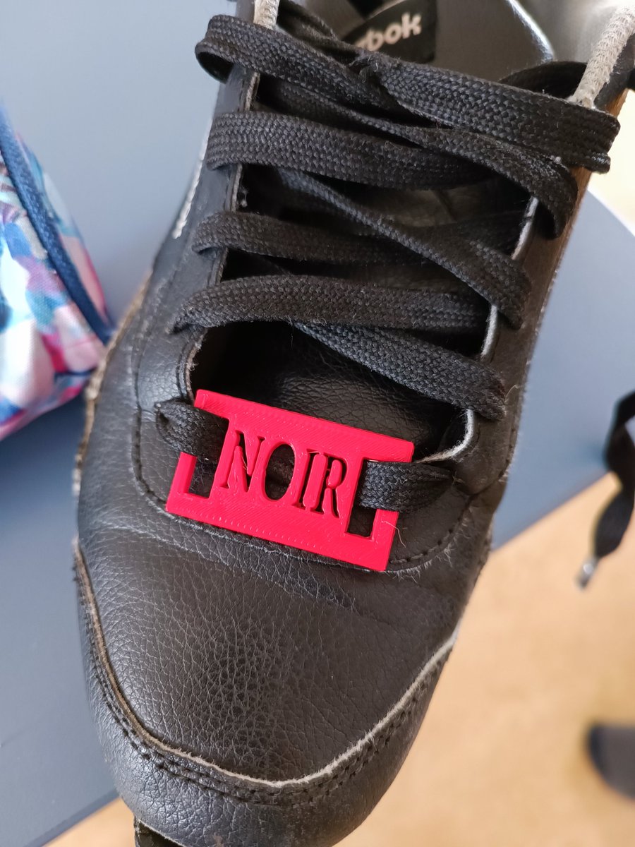 classedesmakers's tweet image. Pour notre spectacle d&apos;orchestre numérique, nous avons choisi de nous fabriquer des boucles de lacet pour personnaliser nos chaussures. Les mots sont choisis en rapport avec le thème du spectacle : Nocturne.
C&apos;est fabriqué dans notre #fablabalecole en impression 3D.