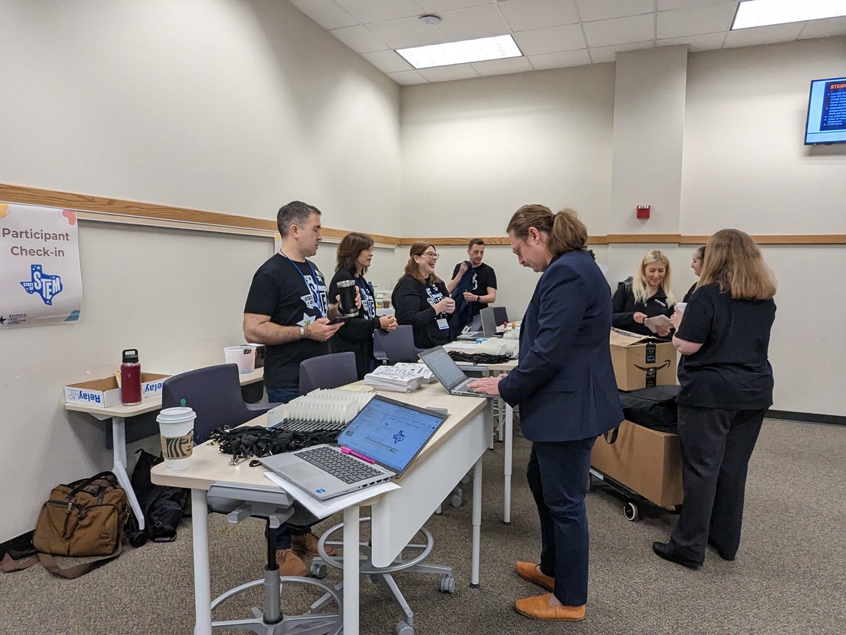 StaceyADurham's tweet photo. Great things happening @region13 #StateOfSTEM Convening! A lot of energy in the building with great presenters, colleagues, and new friends! @amber_laroche @kerrygain https://t.co/kGGBC0bEML