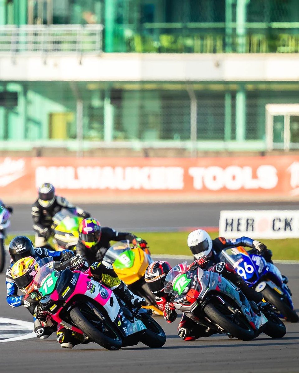 Aaronlilly_75's tweet photo. Leading the JSS train 🚂
#AL75
Scott at Piper Services ltd
@knoxarmour
Black & White Bikes
DRC Race Leathers
https://t.co/0xoexNVPht
West Sliders
Delicious Race Wear
WW Bespoke Joinery LTD
Daniel Parker
RK Racing Team
HJC Helmets @OxfordProducts
@KTechSuspension
Club75 https://t.co/lZvz14lHK6