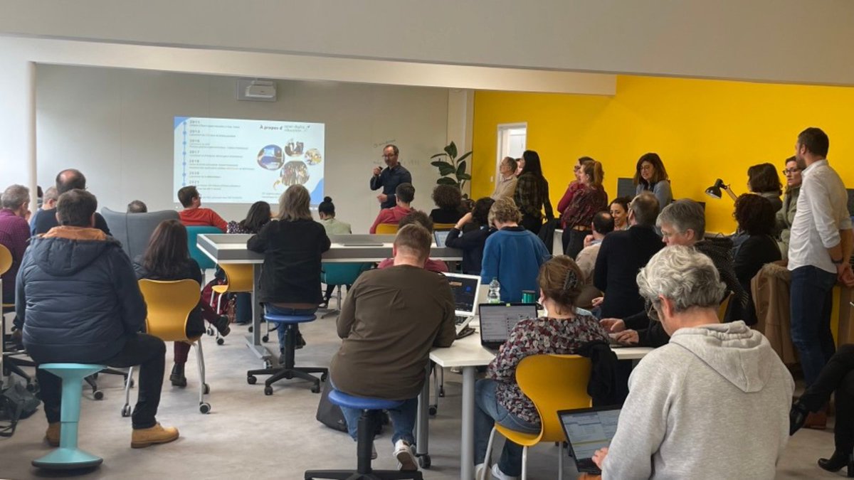 synumerique's tweet photo. Journée de #formation à l'école du numérique de la @VilledeMeudon pour les missions numériques du 78 et du 92, réunissant les #enseignants référents des usages #numériques des #écoles. 
✅Ont été abordés l'usage des tablettes, la robotique, les ENI, l'ENT. 
 #tierslieux https://t.co/pHfAwVYmn2