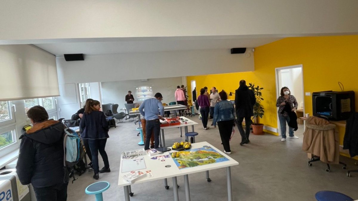 Seine et Yvelines Numérique (@synumerique) on Twitter photo Journée de #formation à l'école du numérique de la <a href="/VilledeMeudon/">Ville de Meudon</a> pour les missions numériques du 78 et du 92, réunissant les #enseignants référents des usages #numériques des #écoles.
✅Ont été abordés l'usage des tablettes, la robotique, les ENI, l'ENT.
#tierslieux Journée de #formation à l'école du numérique de la <a href="/VilledeMeudon/">Ville de Meudon</a> pour les missions numériques du 78 et du 92, réunissant les #enseignants référents des usages #numériques des #écoles.
✅Ont été abordés l'usage des tablettes, la robotique, les ENI, l'ENT.
#tierslieux
