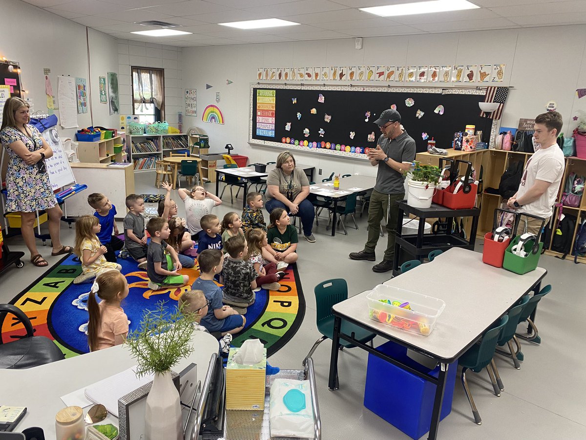 wwamiley5's tweet photo. Thank you Philip and Aedan for visiting Ms. Harding’s Little Zeps PreK Class. We got to learn about bees and plants today. 💚🤗@llalyssashea @Lowe_Crew5 @ShenandoahK8 @NobleLocal_SD @NLSDTech https://t.co/3zBrHpuwqL