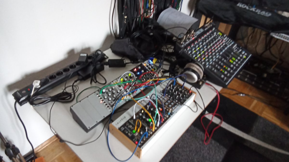 moinlabs's tweet image. Setup for @MusicWeeklies #TuneWithAView is in place, now it&apos;s time for some #syntheseautomatique #intuitivemusik