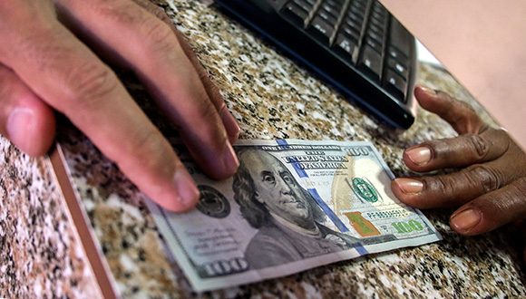 💱CADECA ha anunciado que a partir del próximo lunes 17 de abril, los clientes podrán depositar efectivo en USD en todas las sucursales del país.

📍Por el momento, este servicio solo está disponible en la sucursal 23 y J en la capital.