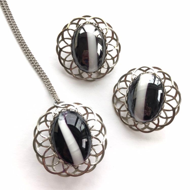 NakoahR's tweet photo. Thanks for the kind words! ★★★★★ "I love my necklace and earrings,beautiful. Thank you 😊" Alma #etsy #midcentury #uniquestone #vintagenecklace #antiquenecklace #vintagejewelry https://t.co/6fZ4Oq11wL https://t.co/olWfFWB1ZT