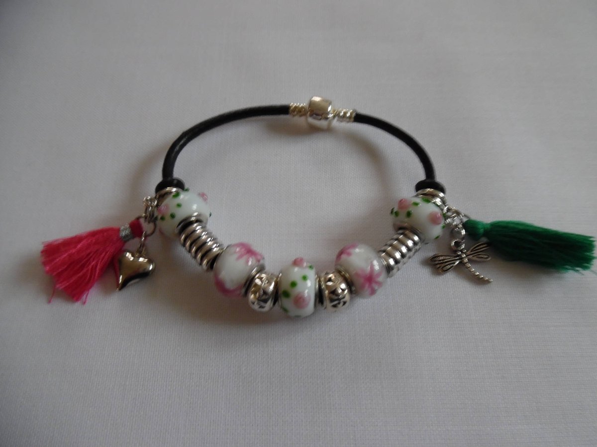 CreaFalip's tweet photo. Bonjour, -10% dans toute  ma #boutiqueetsy : Bracelet charms femmes, perles en verre, pompons, cuir, blanc, rose, vert, style pandora, bijou femmes, unique, verre Européen https://t.co/XVYXYNGTzp #rose #blanc #femmes #non #mousqueton #braceletcharms #cuir https://t.co/uj2Ev2gy3S