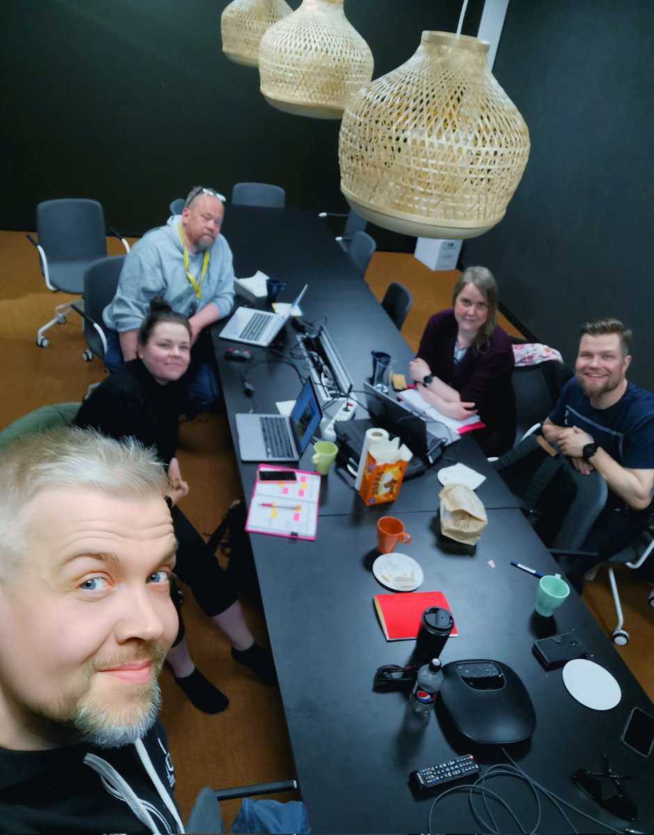 DENTA-kurssilla "Pakohuonepeli osaksi opetusta" kurssilaiset esittelivät mielenkiintoisia pakohuoneidoita lukion äidinkielen ja perusopetuksen kotitalouden opetukseen 😗 Kurssi tulossa syksyllä uudelleen, lue lisää:
blogit.gradia.fi/denta/esimerkk… #gradia #pakohuonepedagogiikka