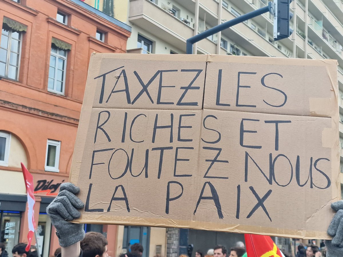 Anne_Stambach's tweet photo. On est là, on est encore là, même si Macron ne veut pas, même s'il n'entend pas, on continuera à lui dire, où qu'il soit: en démocratie on ne gouverne pas contre son peuple. On ne lâchera rien #jusquauRetrait ! https://t.co/FSf0FYkDf8