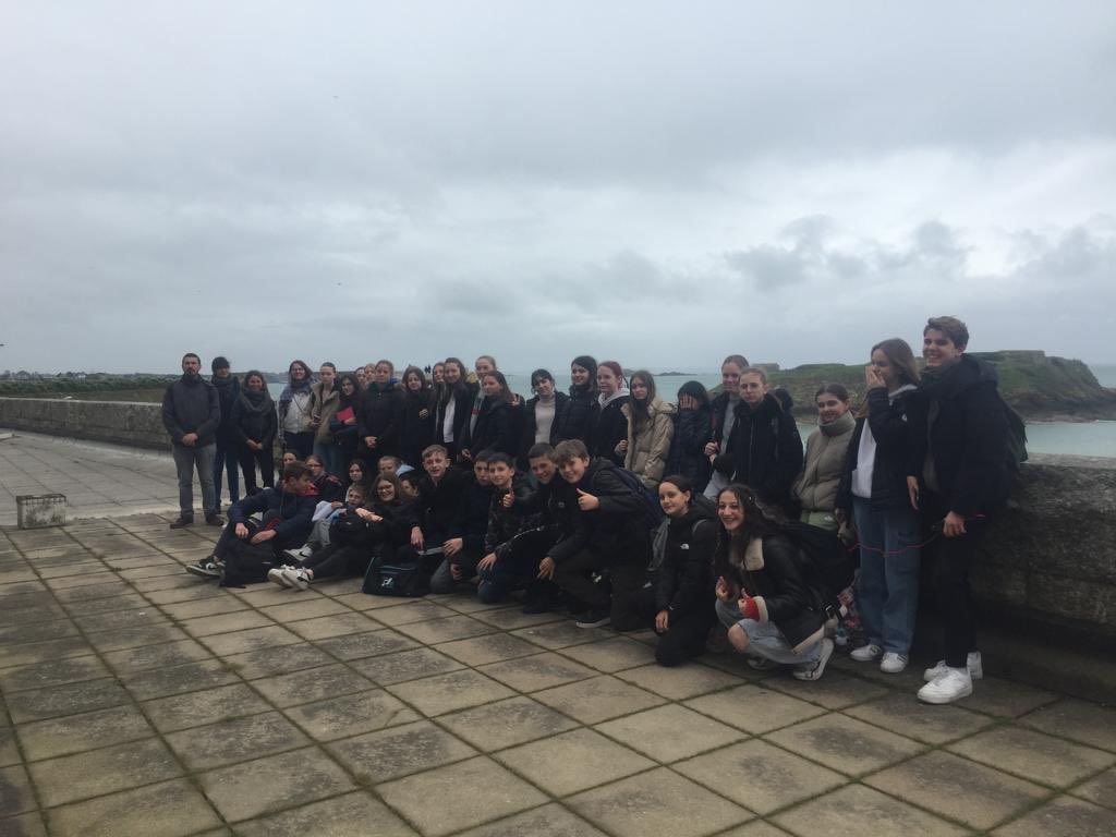 ClgLeandre's tweet photo. Sortie 🌊Mission Océan 🌊 à Saint Malo pour les élèves de 4e. Au programme : visite de l’🚢’école supérieure de la marine marchande 👨‍🏭, pique-nique sur la plage puis à l’abris pour éviter les gouttes de pluie 🌧️ , et visite du ⚡️barrage marémotrice⚡️ de la Rance. https://t.co/fWeVjfkgkc