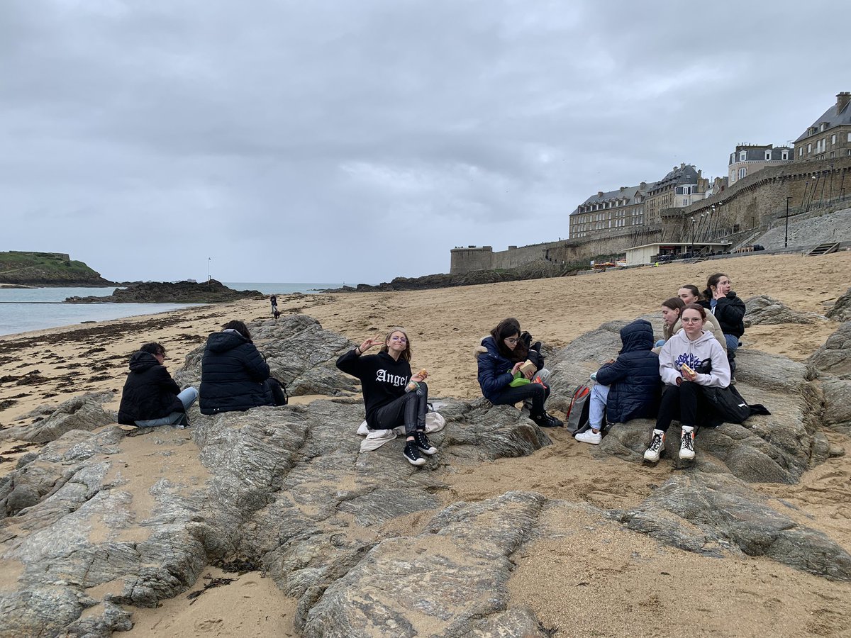 ClgLeandre's tweet photo. Sortie 🌊Mission Océan 🌊 à Saint Malo pour les élèves de 4e. Au programme : visite de l’🚢’école supérieure de la marine marchande 👨‍🏭, pique-nique sur la plage puis à l’abris pour éviter les gouttes de pluie 🌧️ , et visite du ⚡️barrage marémotrice⚡️ de la Rance. https://t.co/fWeVjfkgkc